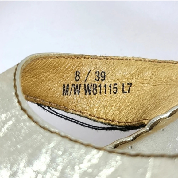 ⭐️$3/ $30⭐️ Born Leather Gold Thong Cork Wedge Cushioned Sandals Sz 39/8 - Picture 11 of 13